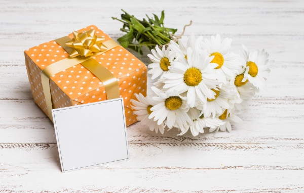 Букет ромашек с подарком и шаблоном для открытки 