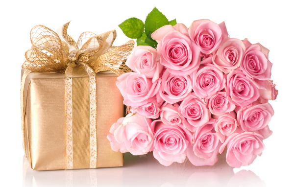 Букет нежных розовых роз с подарком на белом фоне