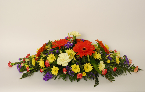 Букет разных разноцветных цветов на сером фоне