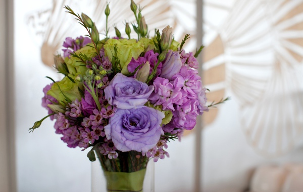 Букет эустомы в вазе крупным планом