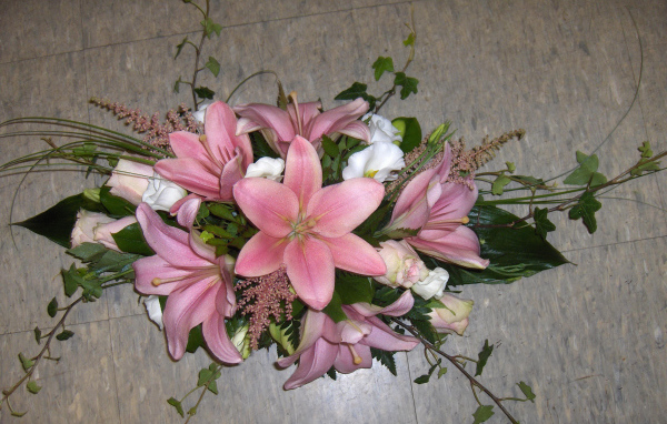 Букет розовых лилий с розами на полу 