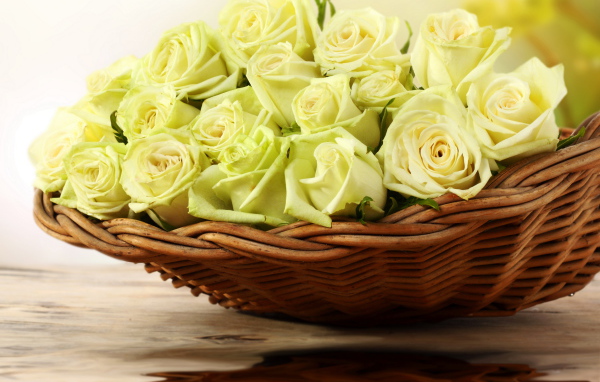Букет белых роз в плетеной корзине