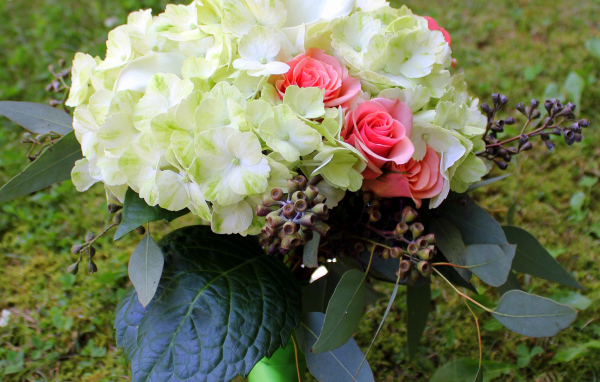 Букет с белыми цветами гортензии и розовыми розами