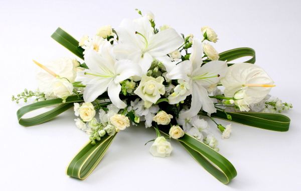 Букет с белыми розами, каллами, гвоздиками  и лилиями 