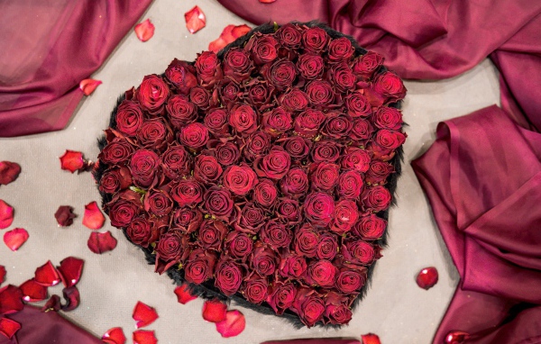 Красные розы в коробке в форме сердца вид сверху