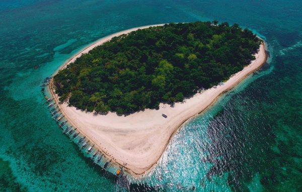 Тропический остров в голубом океане, Исландия 