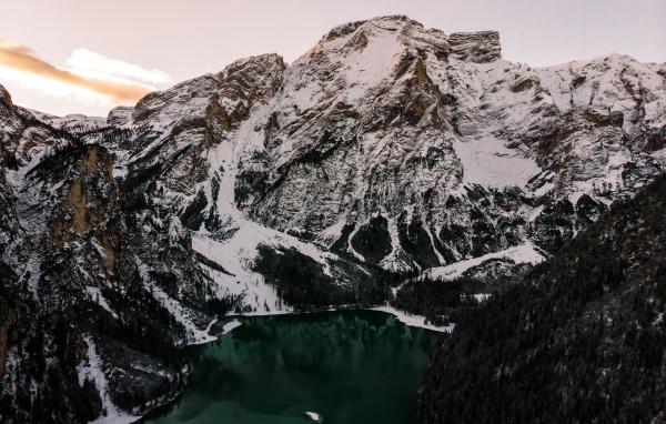 Озеро между заснеженных гор