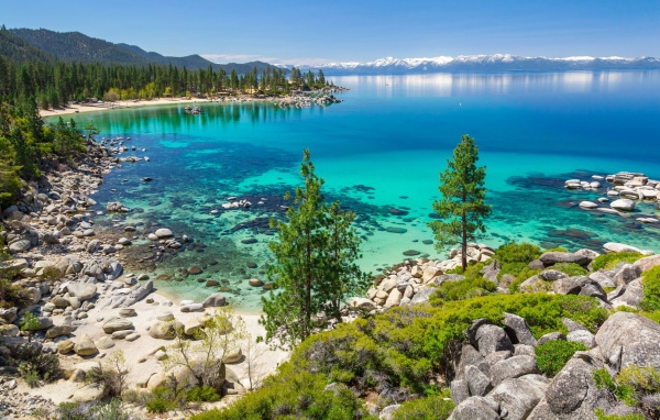 Красивый вид на озеро с голубой водой 