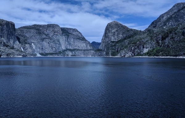 Спокойная вода в озере среди камней 