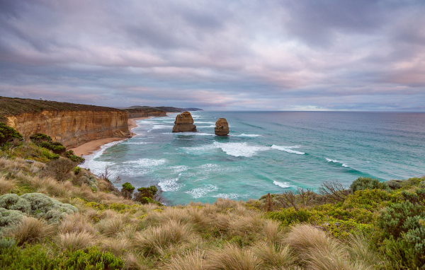 Красивый вид с утеса на морской залив 
