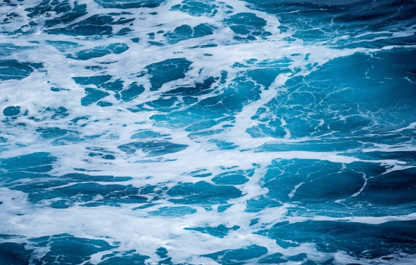 Голубая морская вода с белой пеной