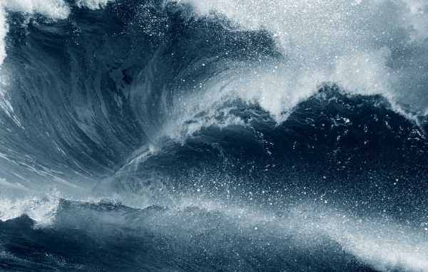 Высокая морская волна с белой пеной