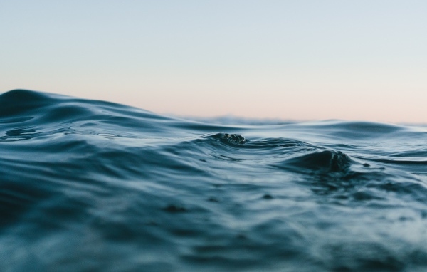 Маленькие волны в море 