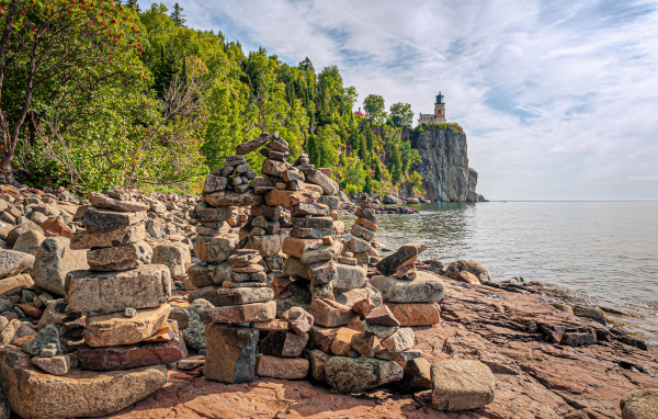 Много камней на берегу моря под красивым небом 