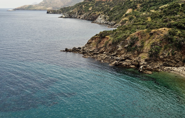 Голубая морская вода у скалистых берегов