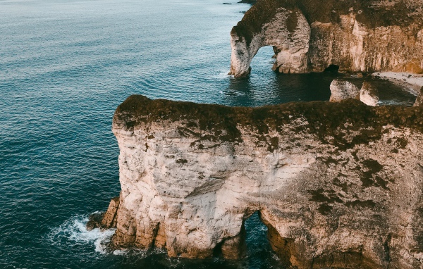 Каменные утесы с арками в океане 