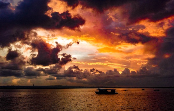 Черные облака в небе на закате над морем