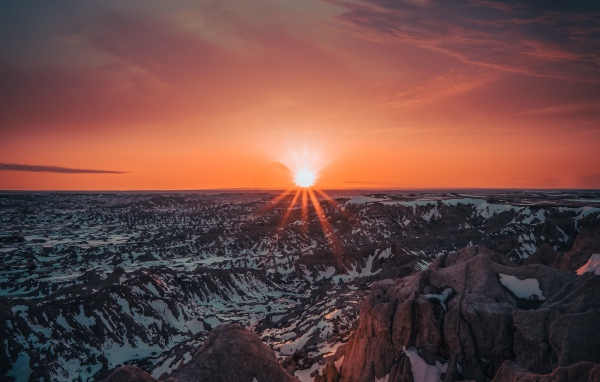 Яркий красный закат солнца над горами