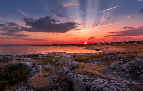 Лучи солнца на закате в небе над морем