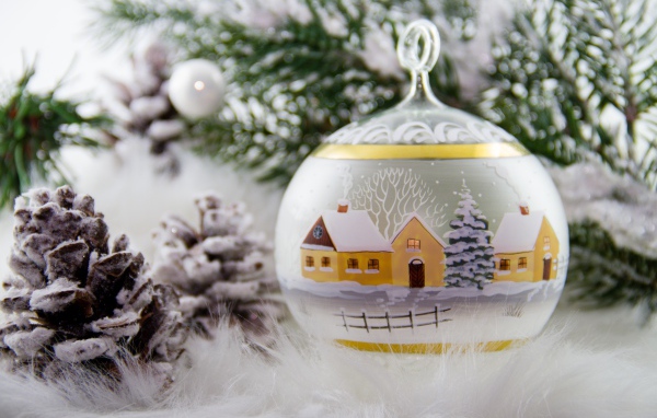 Красивый стеклянный шар с рисунком 