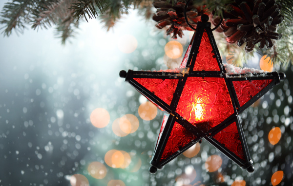 Большая красная звезда на елке на Новый год