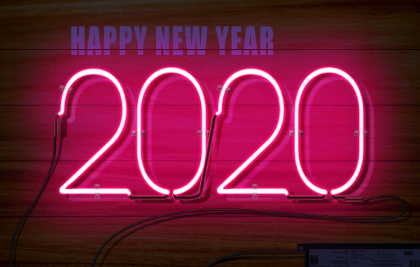 Надпись 2020 на деревянном фоне