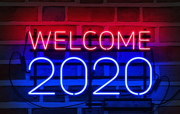 Неоновая надпись Welcome 2020 на стене