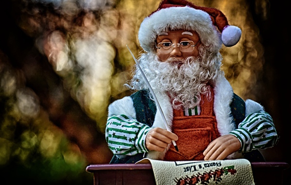 Игрушка Деда Мороза крупным планом