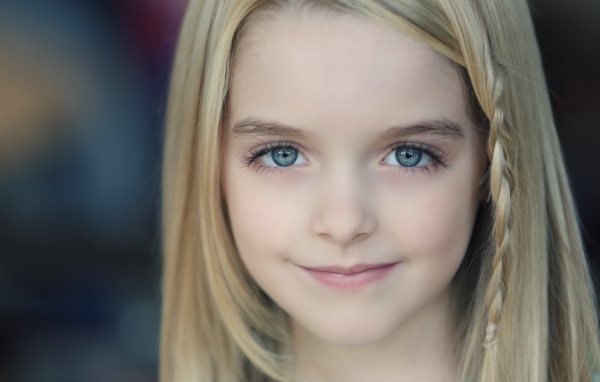 Девочка блондинка с красивыми серыми глазами