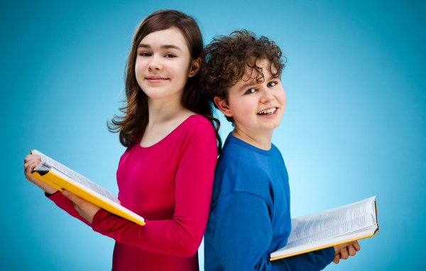 Мальчик и девочка с книгами на голубом фоне