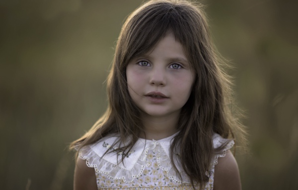 Лицо маленькой девочки шатенки