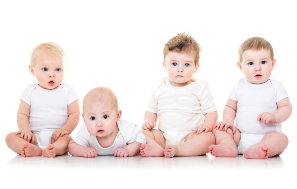 Четыре маленьких богатыря на белом фоне