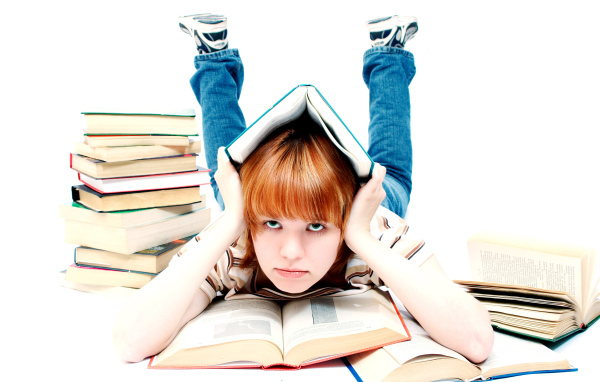 Девочка школьница с книгами на белом фоне