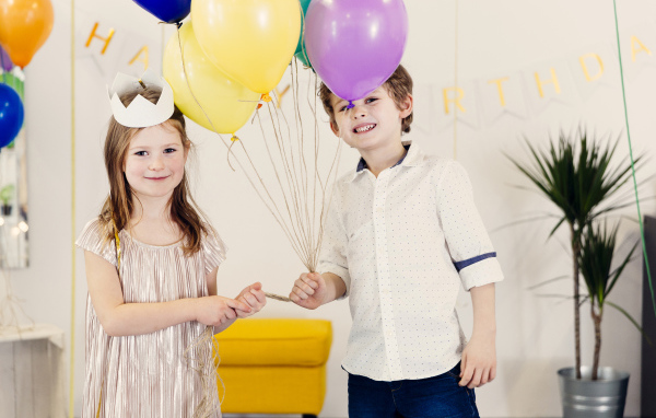 Маленькие мальчик и девочка отмечают день рождения 