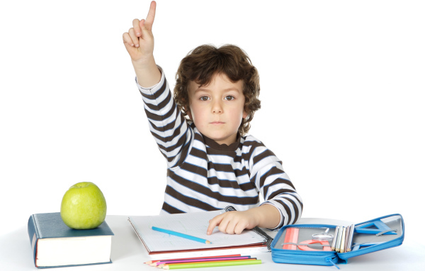 Маленький мальчик школьник отвечает на уроке 