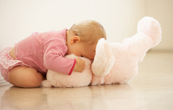 Маленький мальчик с белым плюшевым медведем 