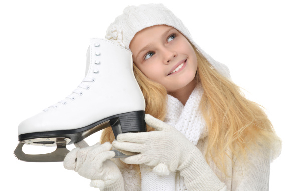 Маленькая девочка блондинка с коньком в руках на белом фоне