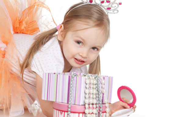 Маленькая девочка принцесса с украшениями