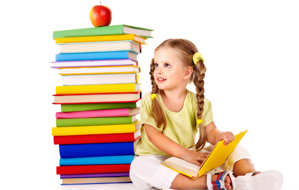 Маленькая девочка школьница с книгами на белом фоне