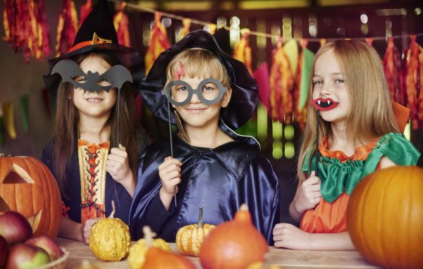 Маленькие дети в костюмах на Хэллоуин 