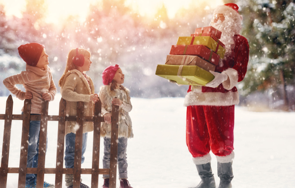 Санта Клаус принес подарки маленьким детям