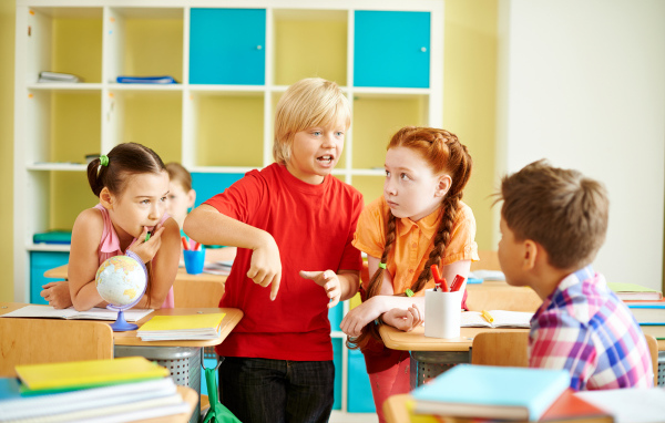 Школьники ведут беседу в классе