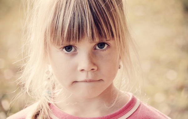 Серьезная маленькая девочка лицо крупным планом
