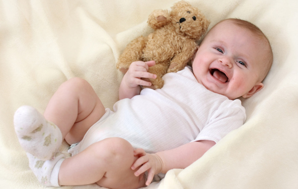 Улыбающийся малыш с медвежонком Тедди 