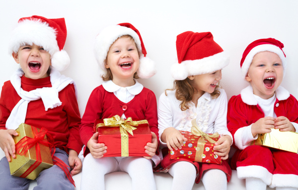 Улыбающиеся дети с подарками на новый год 