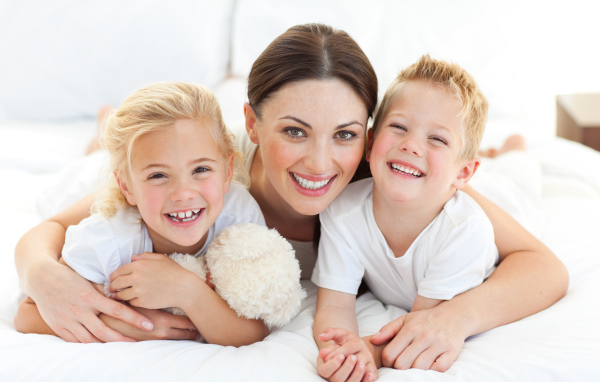 Улыбающаяся мама с двумя детьми
