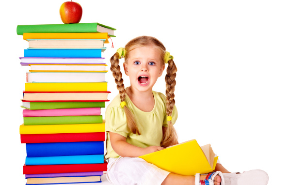 Удивленная маленькая девочка с книгами на белом фоне