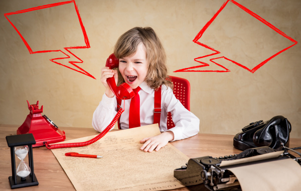 Девочка ведет переговоры по старому телефону