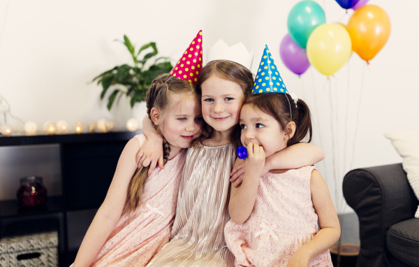 Три маленькие девочки в праздничных колпаках