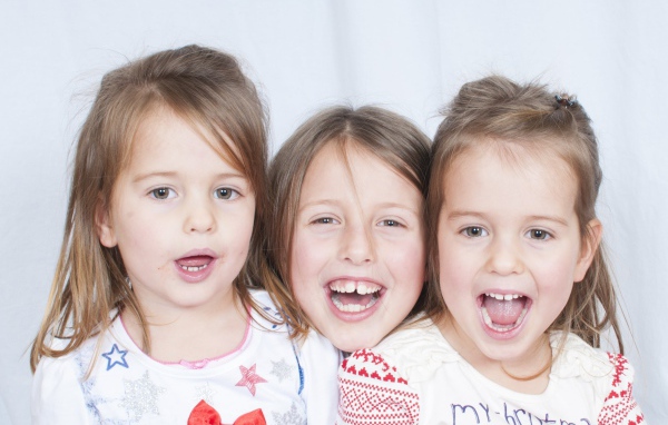 Три маленькие улыбающиеся девочки сестры 